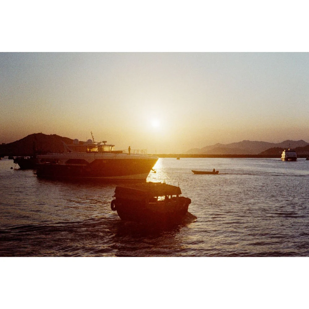 Lomography LomoChrome Colour '92 Colour Negative Film (35mm Roll Film, 36 Exposures) - Image 8
