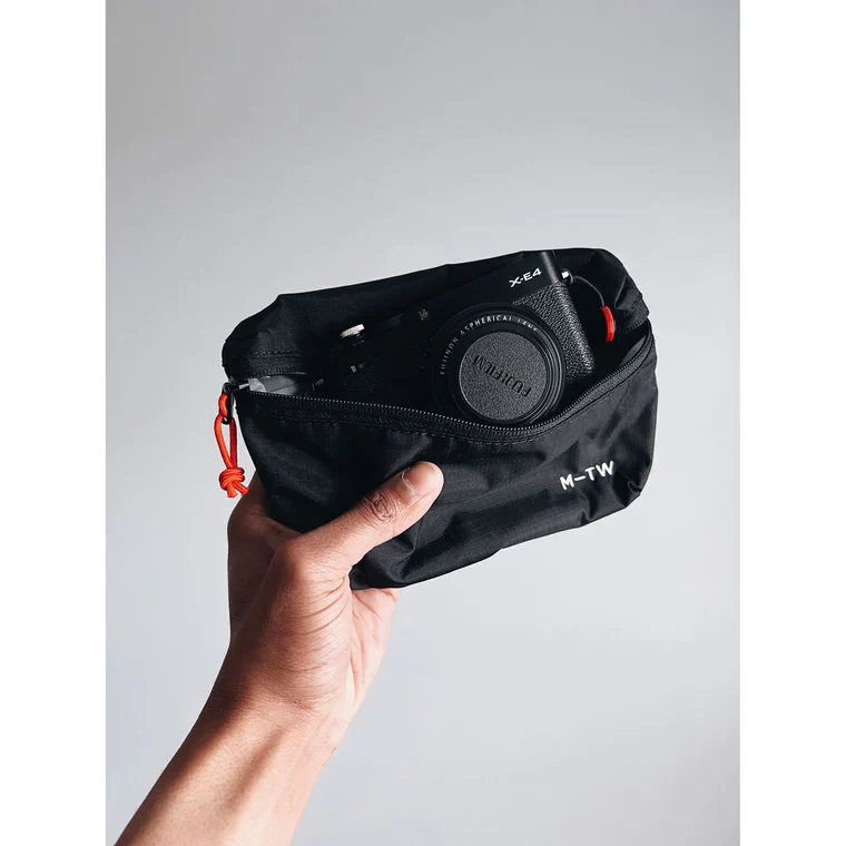 Moment - Fanny Sling 1L - Black - Image 5