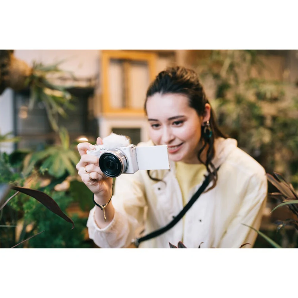 Sony ZV-E10 (White) with E PZ 10-20mm f/4 G Lens - Image 23