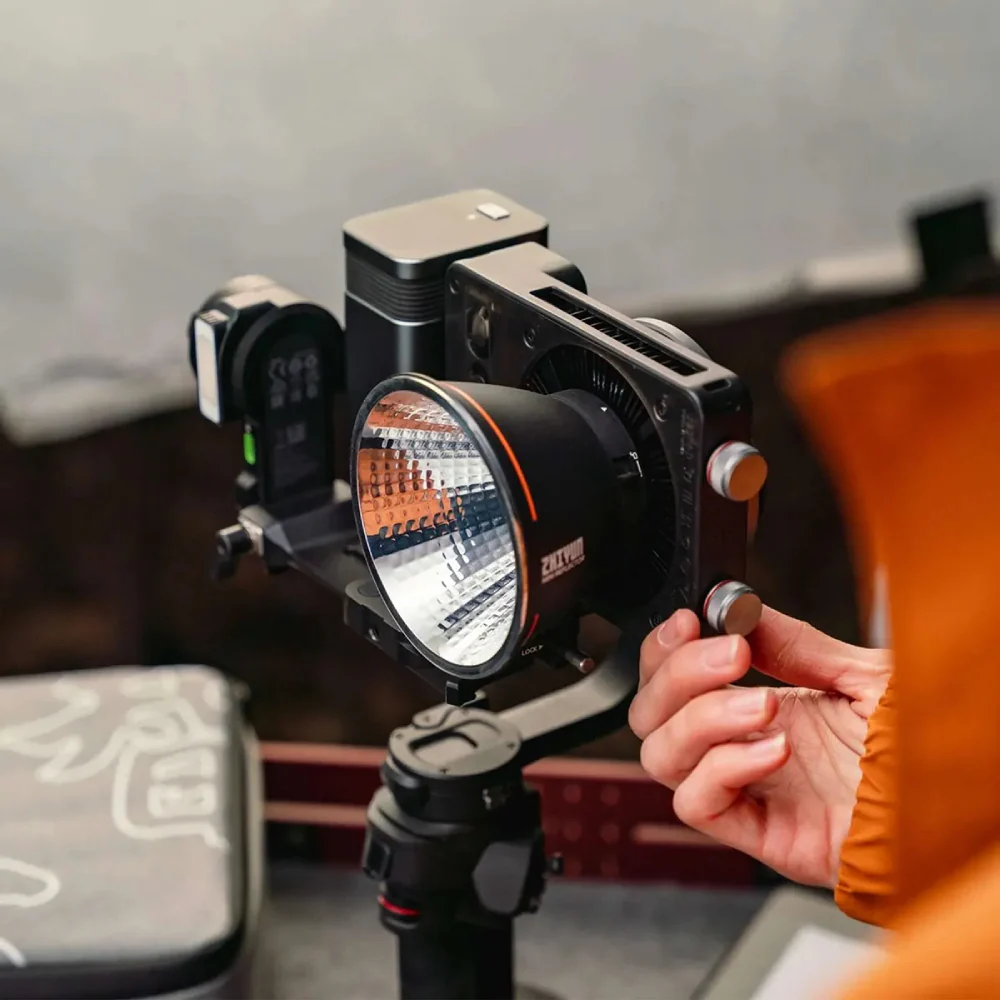 Zhiyun Molus X100RGB COB Light Pro Set - Image 8